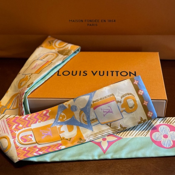 Louis Vuitton Arty LV Unlocked Bandeau โค๏ธ - Picture 1 of 7